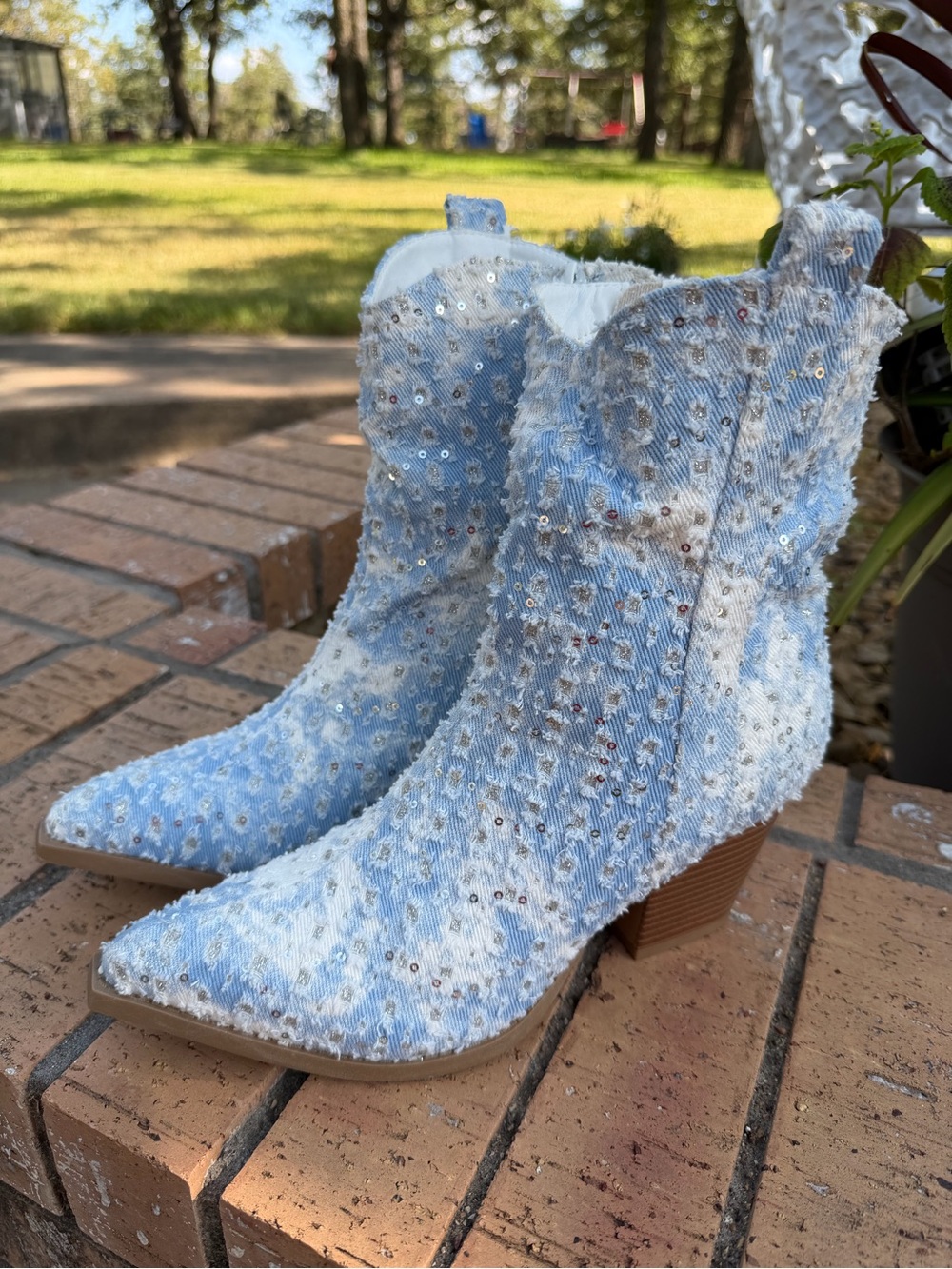 NWOT Distressed Denim Size 9 Western Cowgirl Boots Pointed Toe Sparkly Sequins - Picture 2 of 11